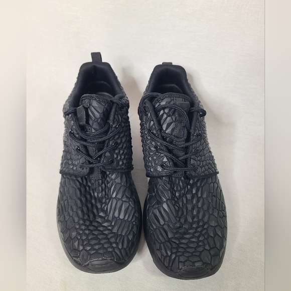 Nike Roshe One DMB (Black) women's SZ 6.5 Shoes #807460-001 Blacked out Rock - Picture 2 of 6